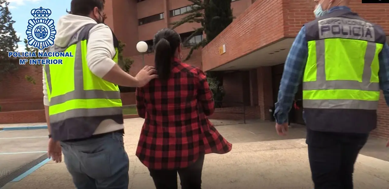 Una detenida escoltada por la polic&iacute;a | Archivo
