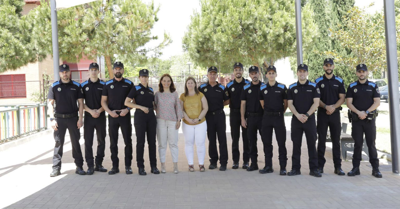 Imagen de los nuevos policías locales con la alcaldesa de Getafe