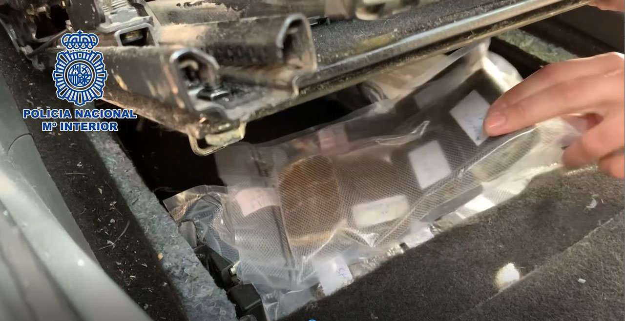 Imagen de la droga debajo de un asiento de un vehículo caleteado
