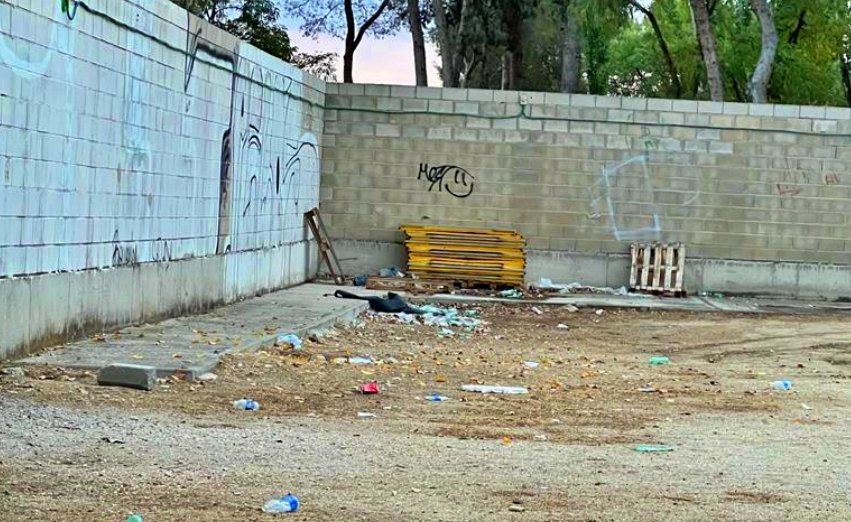 Falta de limpieza en los campos de futbol de la Aldehuela (Fuenlabrada)