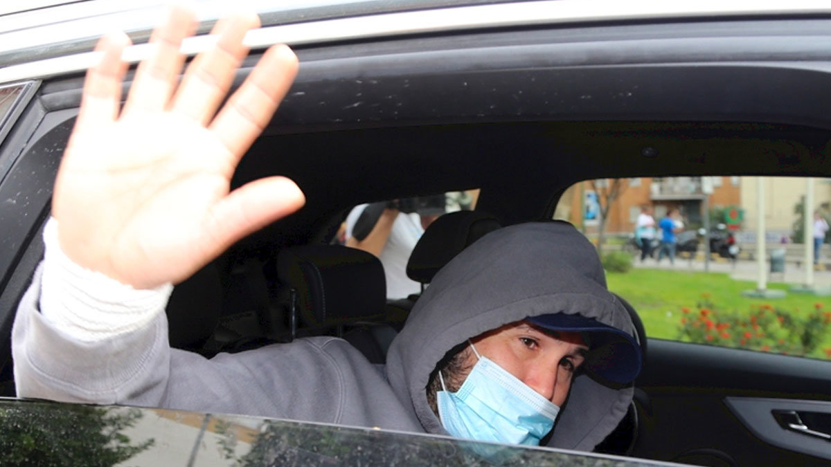 Kiko Rivera, a la salida del hospital, recibido por fans y periodistas