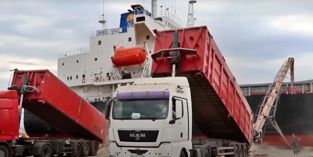 Camiones descargando cereal en barcos en el mar negro para su exportación