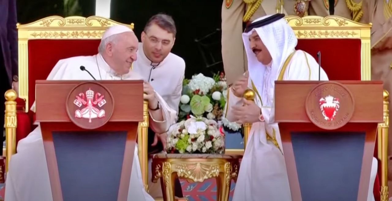 El Papa Francisco junto al Emir de Baréin durante su viaje a Oriente