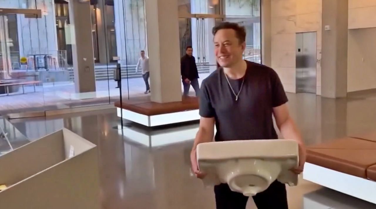 Elon Musk entrando en la sede de Twitter con un lavabo