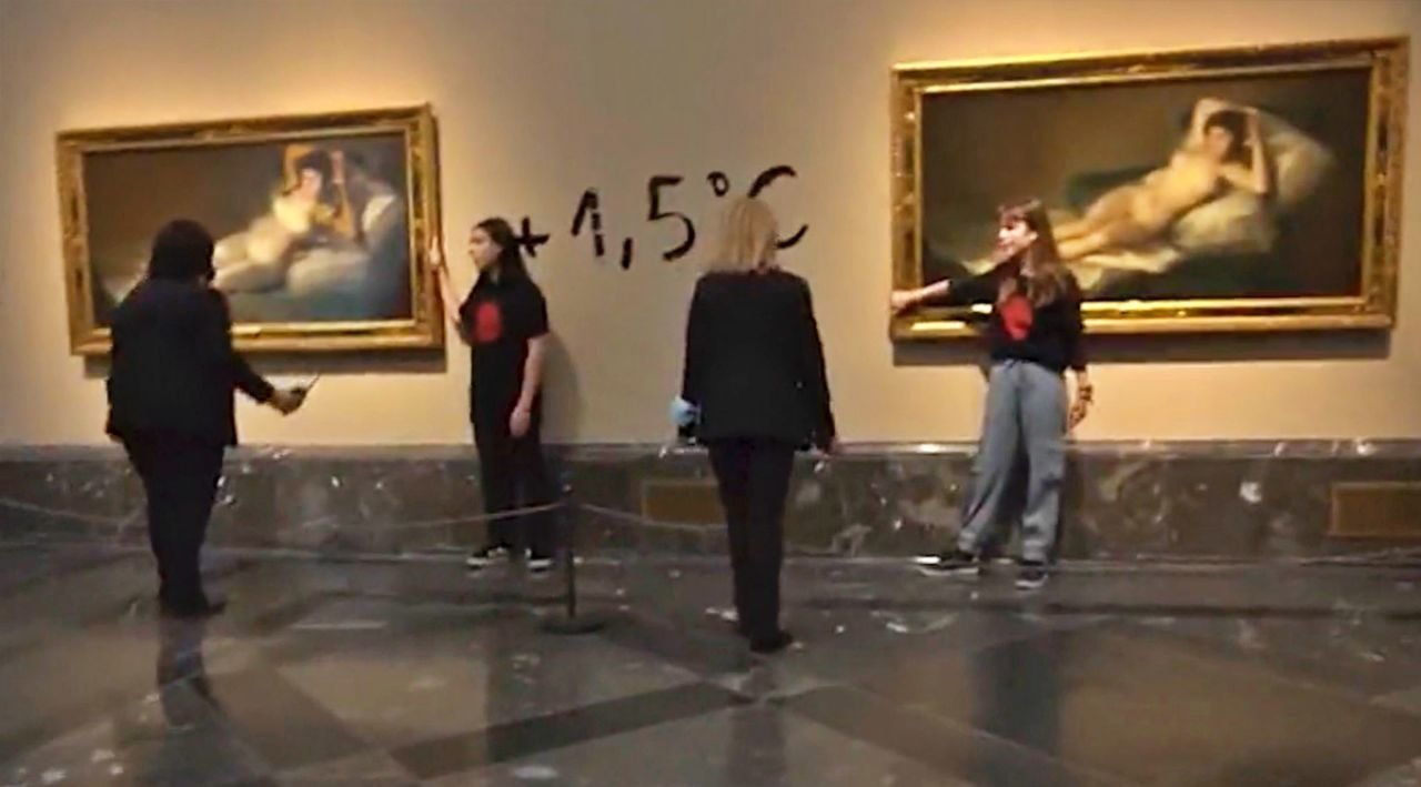 Las dos activistas por el clima pegadas a los cuadros de 'Las Majas' de Goya en el Museo del Prado