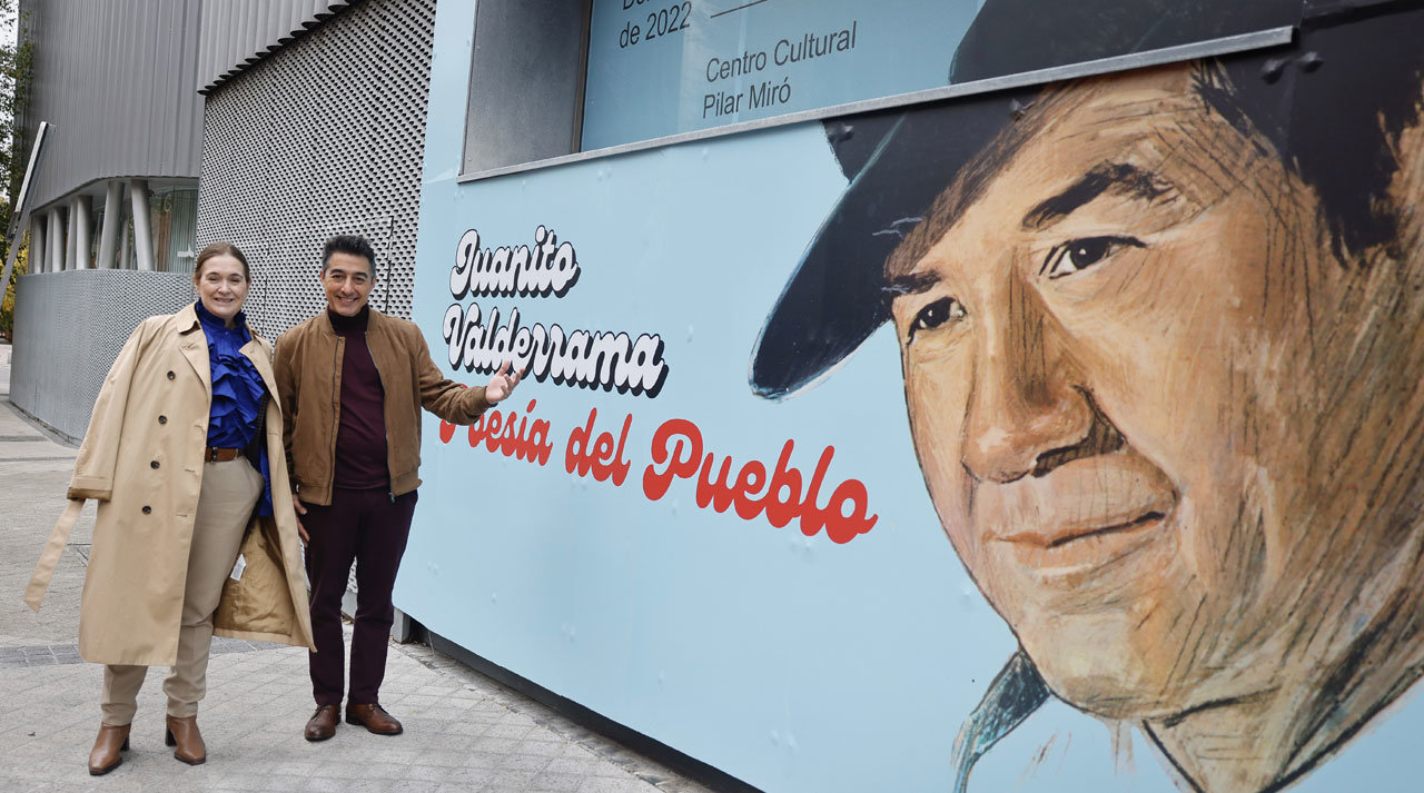 La consejera de Cultura con el hijo de Juanito Valderrama en la exposición de su padre