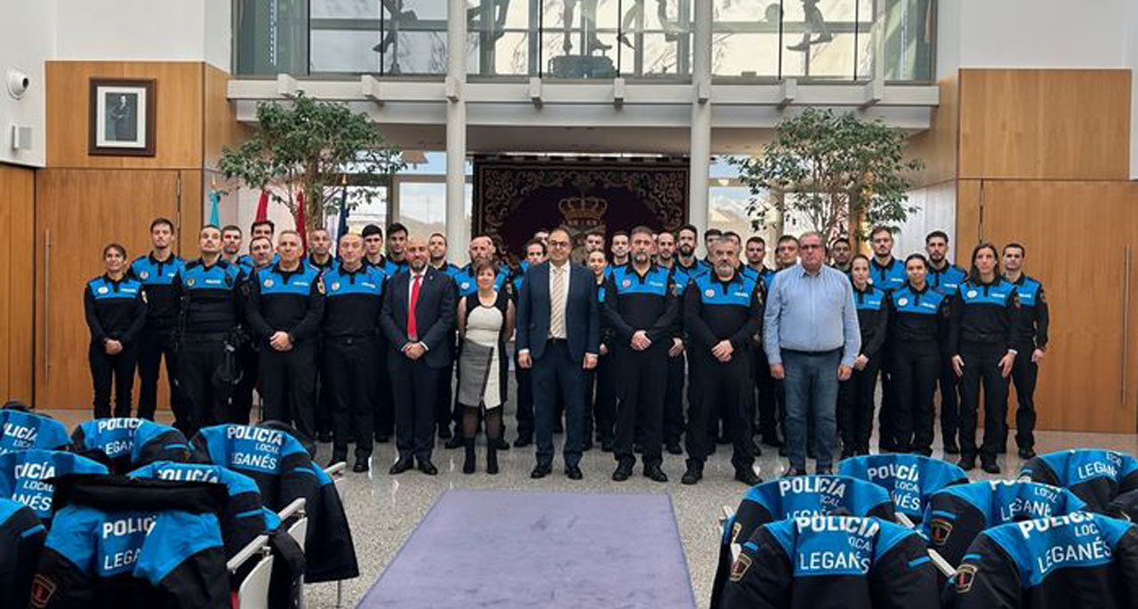 Los nuevos agentes de Policía Local de Leganés con el alcalde.