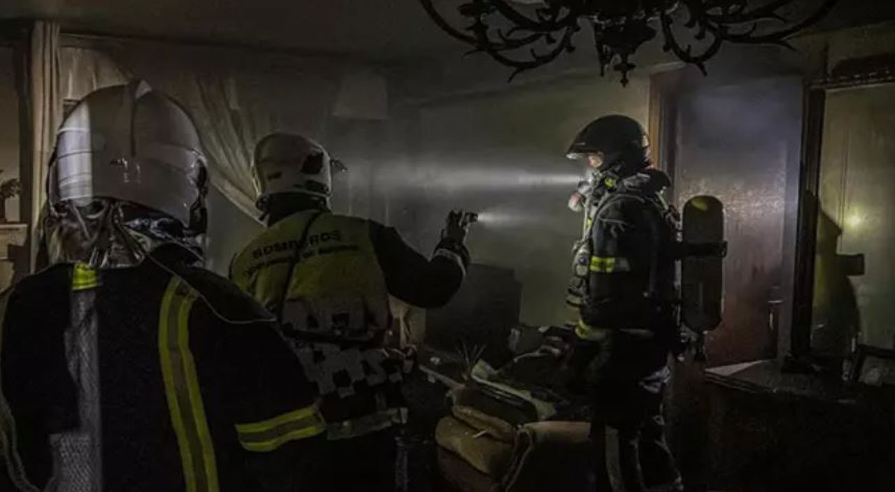 Los bomberos de la Comunidad extinguieron el incendio de Móstoles en pocos minutos