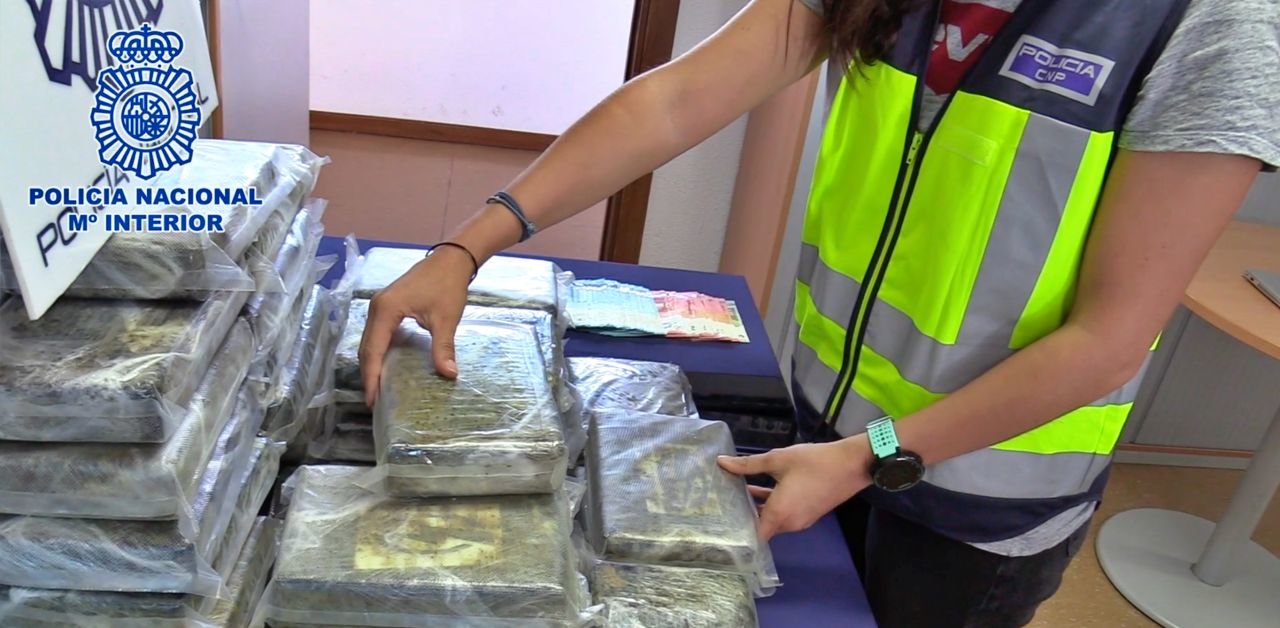 Paquetes de cocaina intervenidos en maletas en el aeropuerto de Madrid