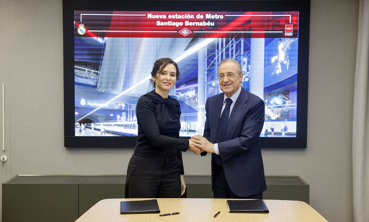 Momento de la firma del protocolo entre la Presidenta Regional Isabel Díaz Ayuso y el Presidente del Real Madrid Florentino Pérez.