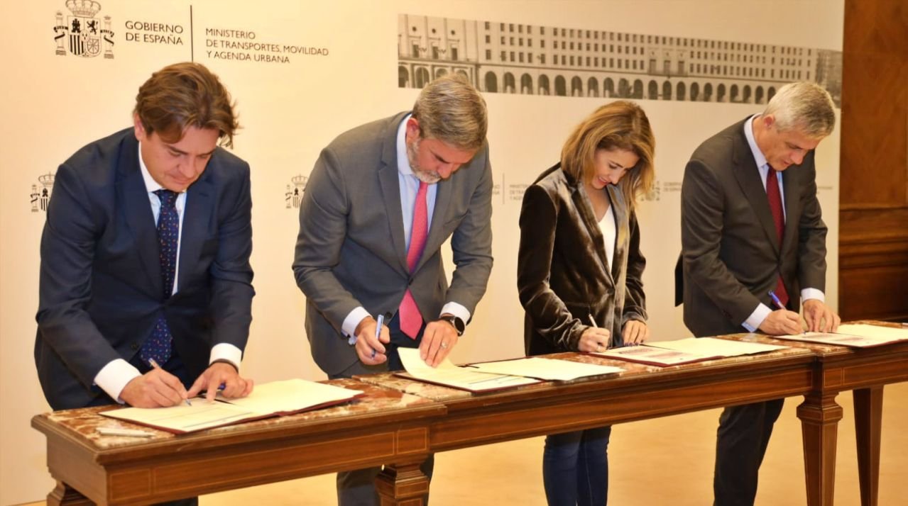 Javier Ayala en la firma del acuerdo para los fondos Next Generation