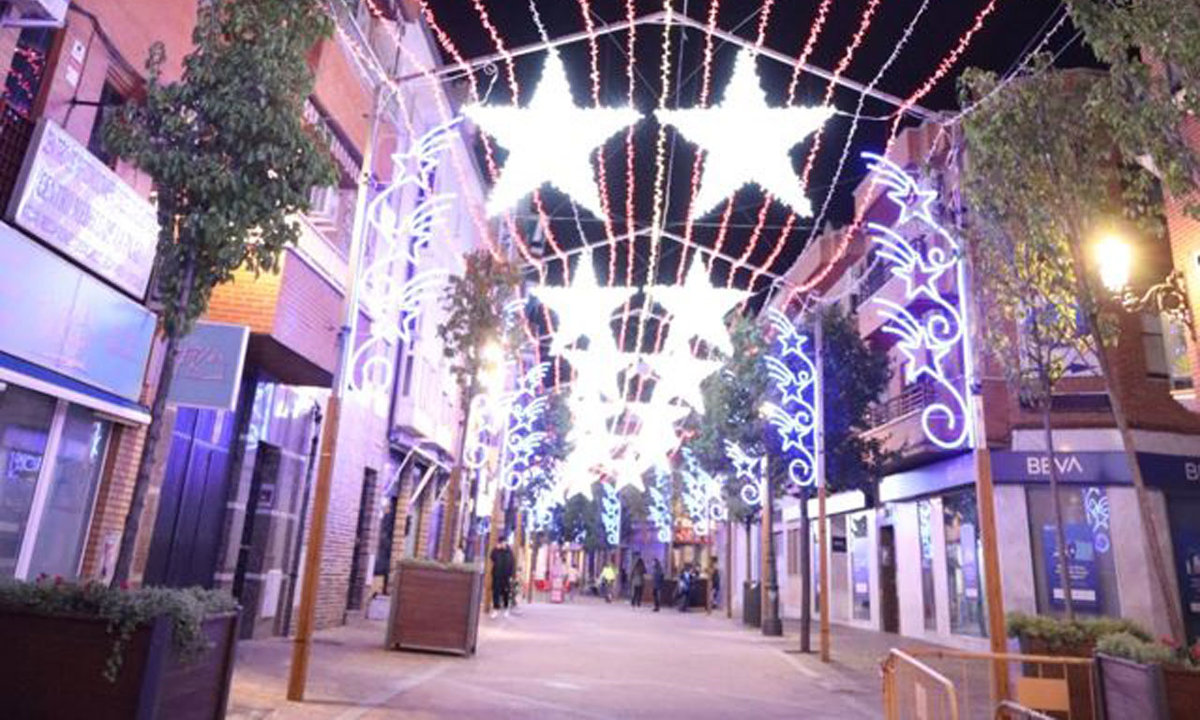 Iluminación de Navidad del año pasado en la calle La Plaza de Fuenlabrada