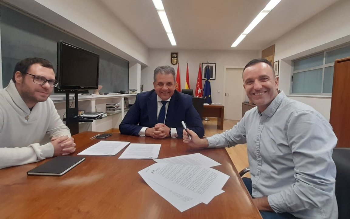 Imagen de la firma del convenio entre el Ayuntamiento de Parla y la Federación Madrileña de Piragüismo