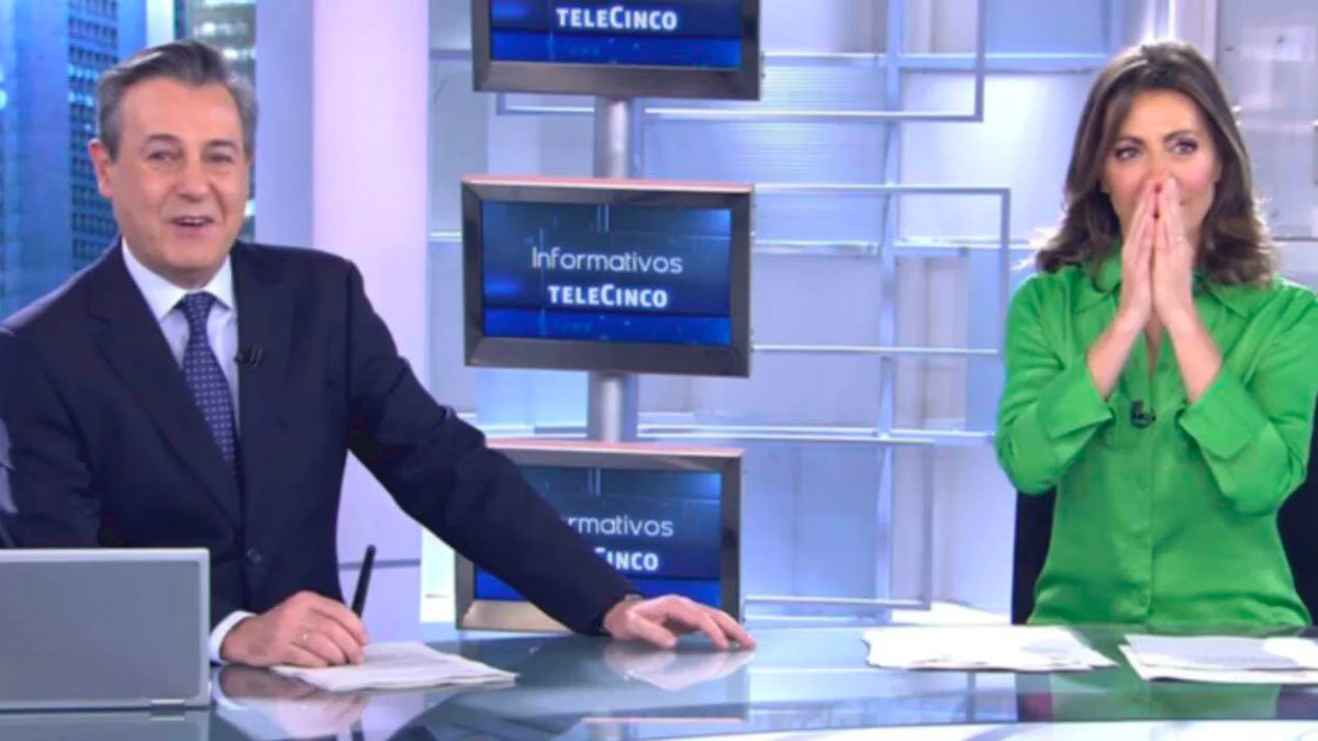 Una metedura de pata en el guión por parte de la presentadora del telediario de Telecinco deja risas en su compañero