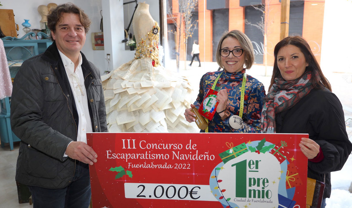 Momento de la entrega del primer premio del Concurso de Escaparatismo al Taller de Costura Laura Martín