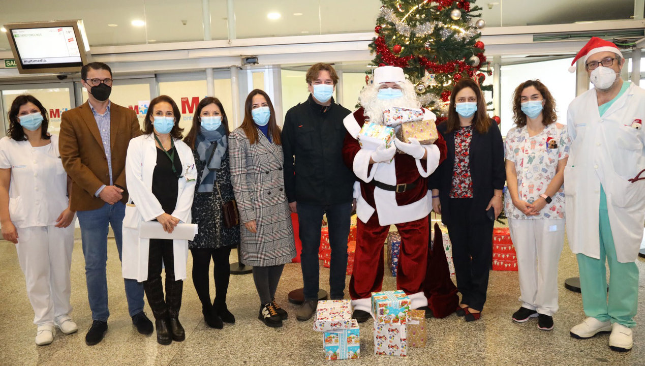 Momento de la visita de Papá Noel, acompañado del Alcalde de Fuenlabrada, al Hospital Universitario de Fuenlabrada
