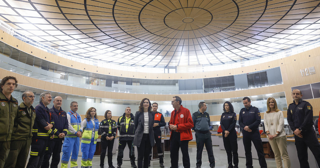Imagen de la visita de la presidenta Regional al Centro de Emergencias de la Comunidad de Madrid