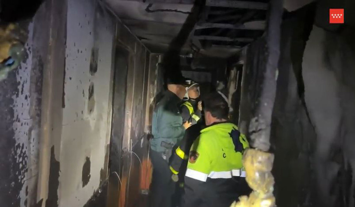 Momento de la actuación de los Bomberos y la Guardia Civil en el incendio de un edificio ocupado de Collado Villalba. 112 COMUNIDAD DE MADRID