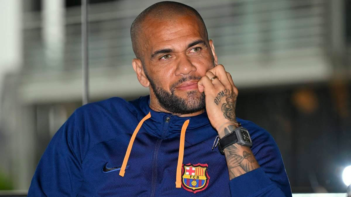 Dani Alves, ex-jugador del fútbol club Barcelona, es acusado de abuso sexual por una mujer en una discoteca de Barcelona
