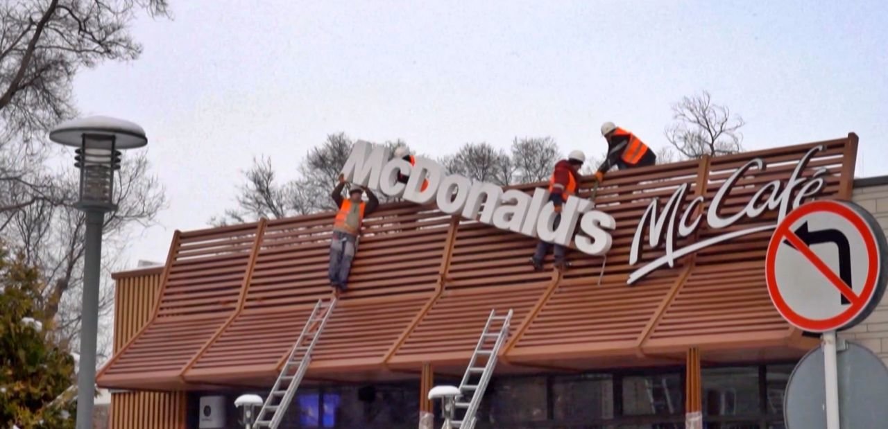 Operarios desmontan los rótulos de un restaurante McDonald's en Kazajistán | Euronews