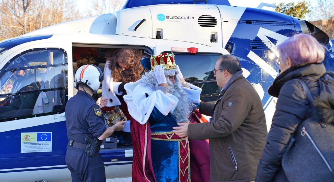 El alcalde de Leganés recibe a los Reyes Magos que llegaron en helicóptero