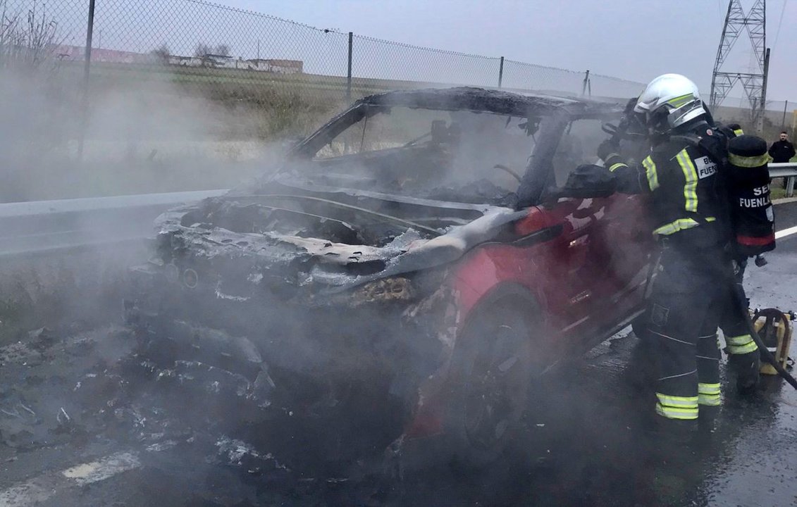 Bomberos sofocando el coche incendiado en el km. 17 de la M-506 (Fuenlabrada) / FN