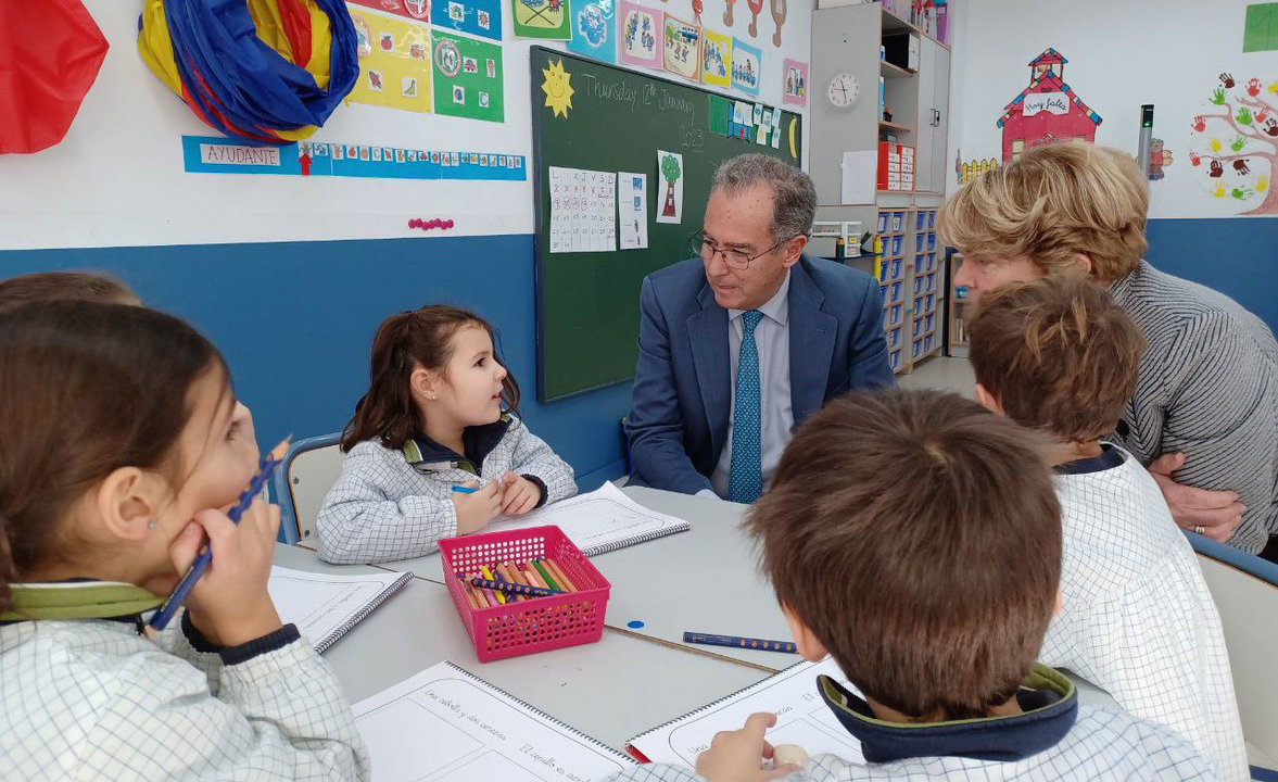 Imagen del consejero de Educación en su visita al colegio Los Olivos de Madrid