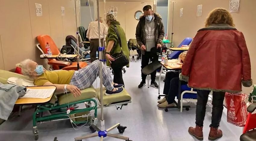 Pacientes en sillones en el hospital de Fuenlabrada | Foto de E.M. publicada por elmundo.es