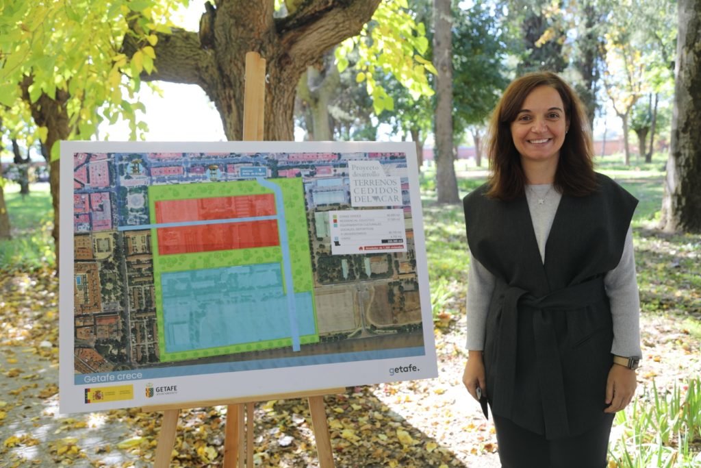 La alcaldesa de Getafe en la presentación del proyecto del nuevo barrio en los terrenos del ACAR