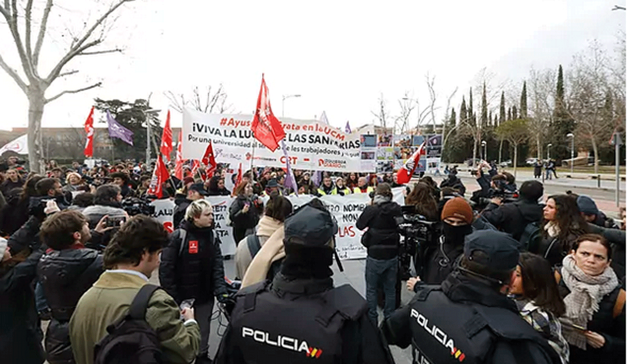 Manifestación en las inmediaciones de la Facultad de Ciencias de la Información en Madrid