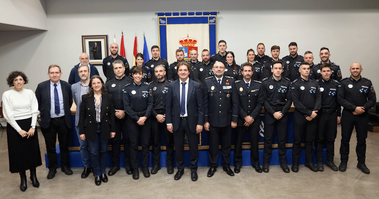 Los nuevos agentes de la Policía Local de Fuenlabrada junto con el alcalde de Fuenlabrada