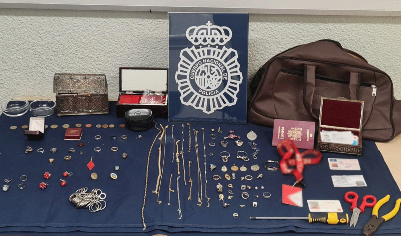 Material incautado al presunto autor de los robos en el distrito de Moncloa de Madrid