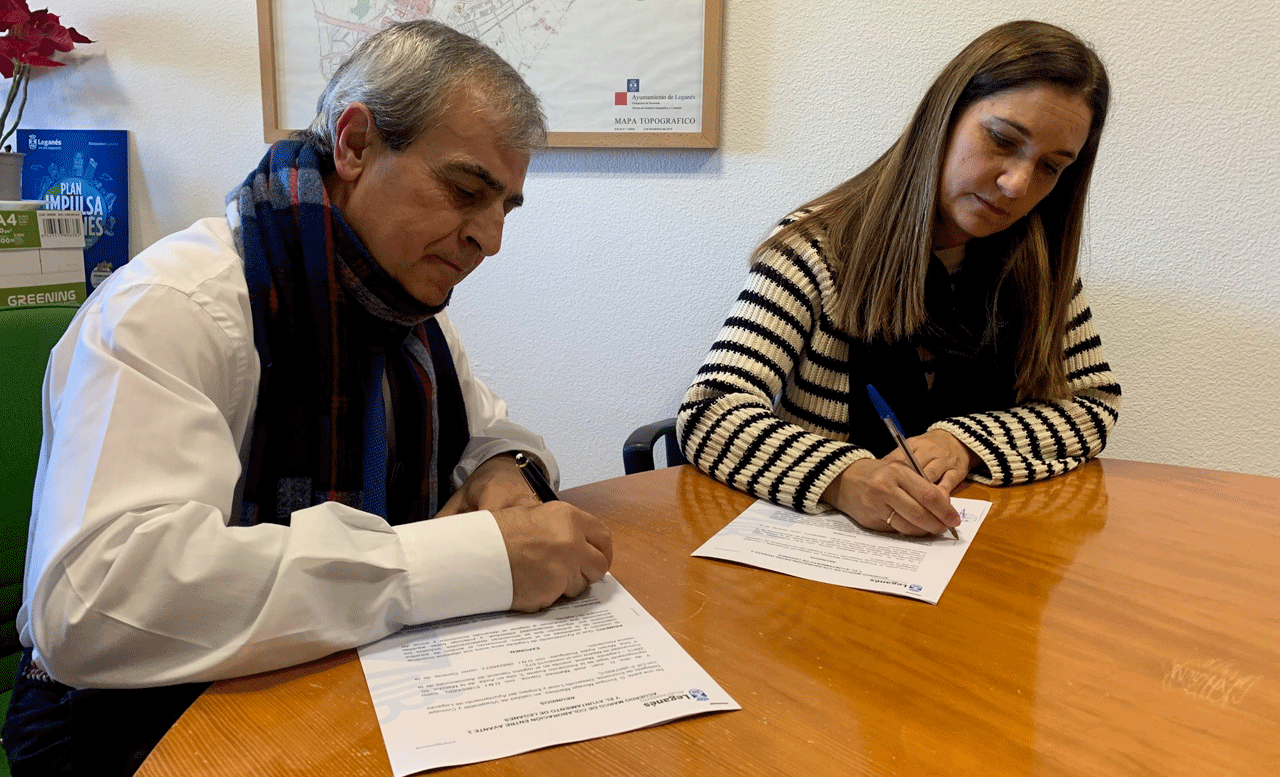 Momento de la firma del convenio entre el Ayuntamiento de Leganés  y la Asociación Avante 3