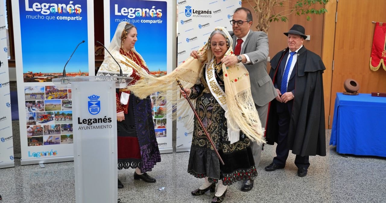 Elisa Espinazo recibe el bastón de mando de manos del alcalde de Leganés en la fiesta de las Águedas