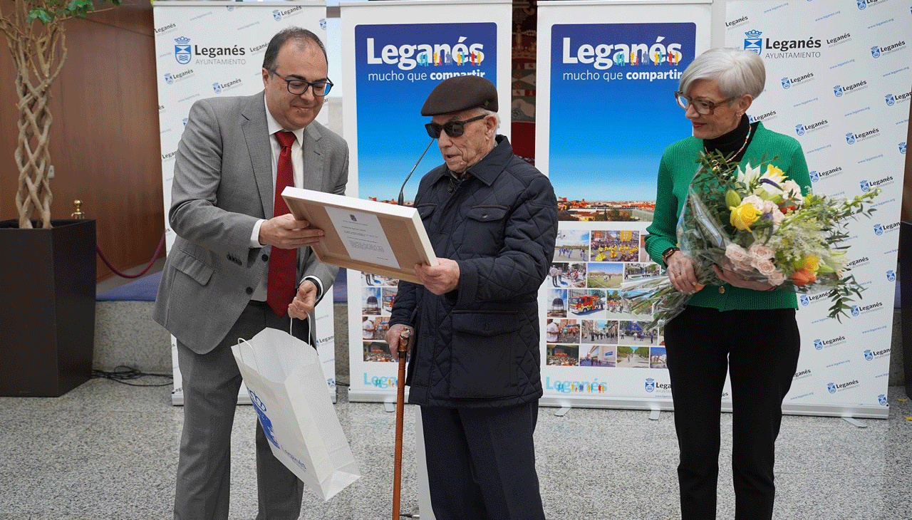 El alcalde de Leganés entregando un obsequio al vecino de Leganés que acaba de cumplir 102 años