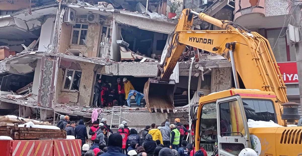 Equipos de rescate trabajan en uno de los miles de edificios colapsados por el terremoto en Turquía | Agencias AFP