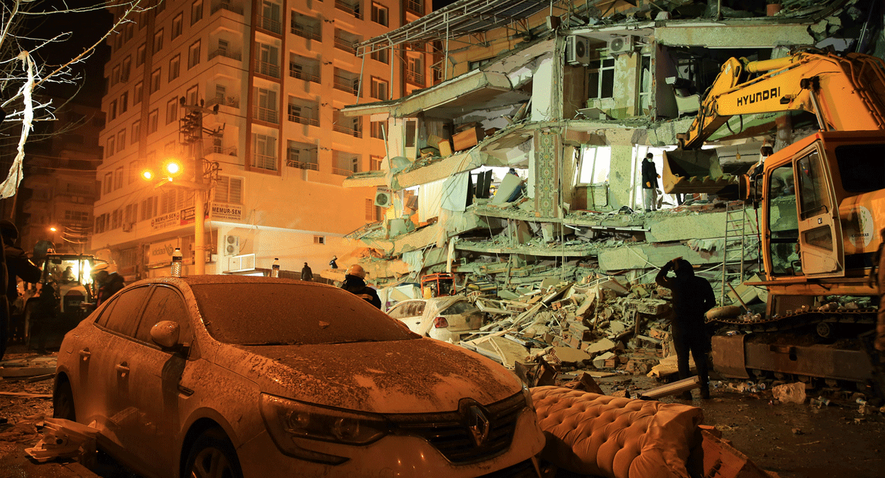 Imagen de de búsqueda y rescate continúan alrededor de los escombros en Diyarbakir, Turquía,(Crédito: Aydin Arik/Agencia Anadolu/Getty Images)