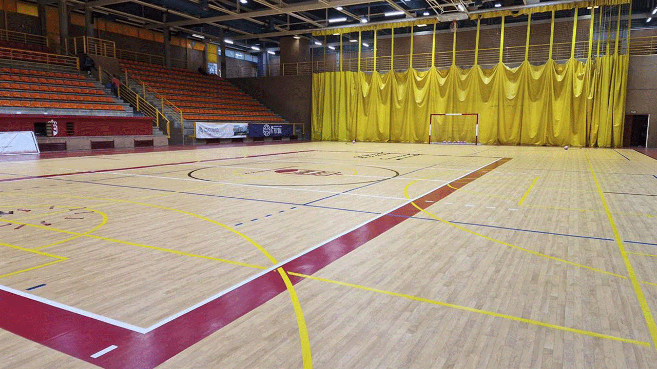 Imagen del suelo, ya sustituido, del Polideportivo Los Cantos de Alcorcón. Foto: Ayuntamiento de Alcorcón