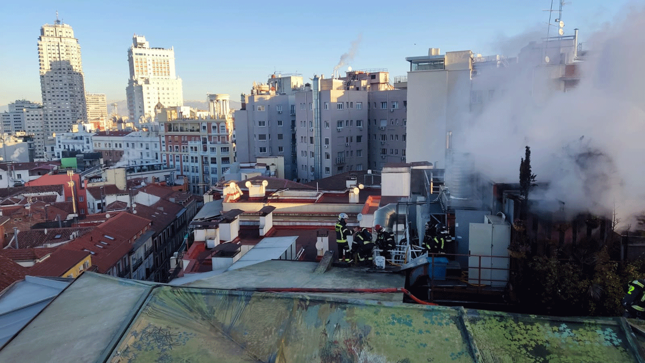 Imagen de la azotea donde se ha producido el incendio que ha sido sofocado por los Bomberos de Madrid