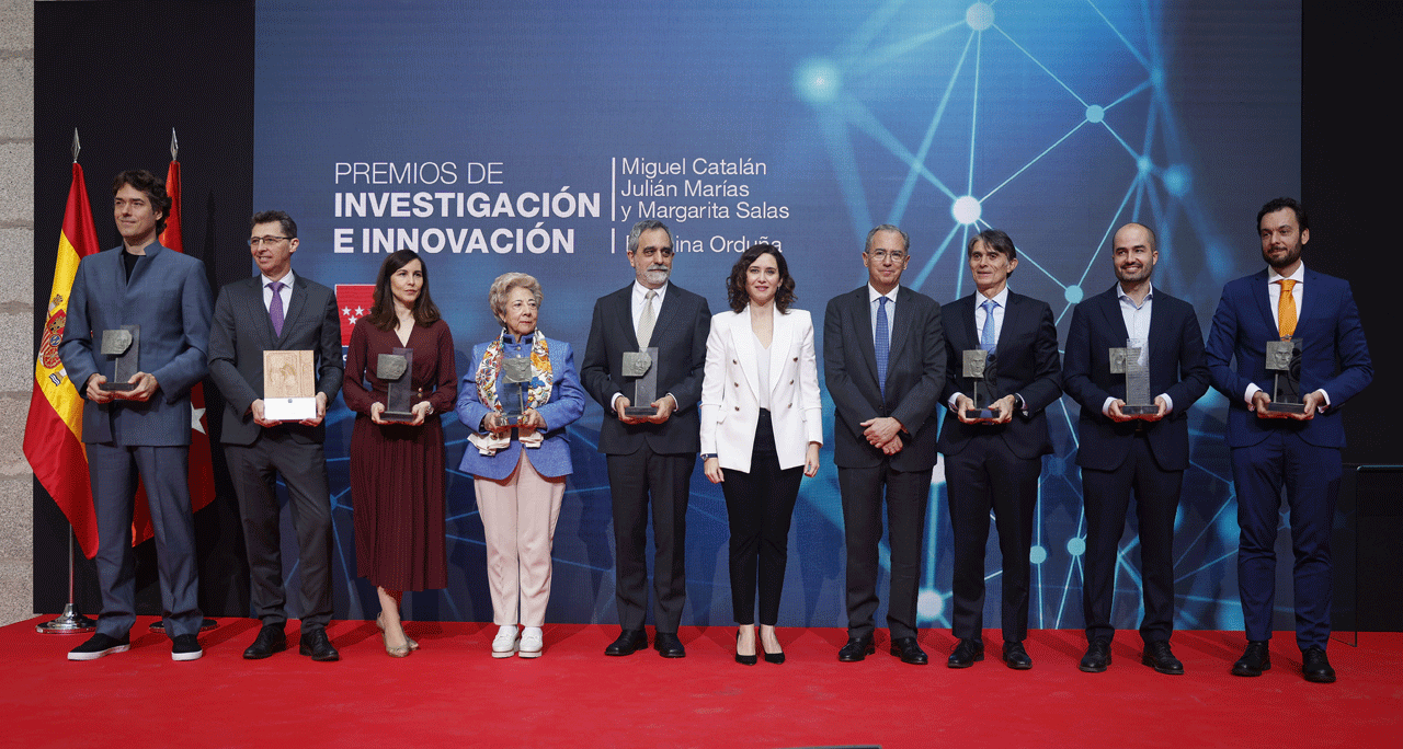 Imagen de los galardonados junto a la presidenta Regional