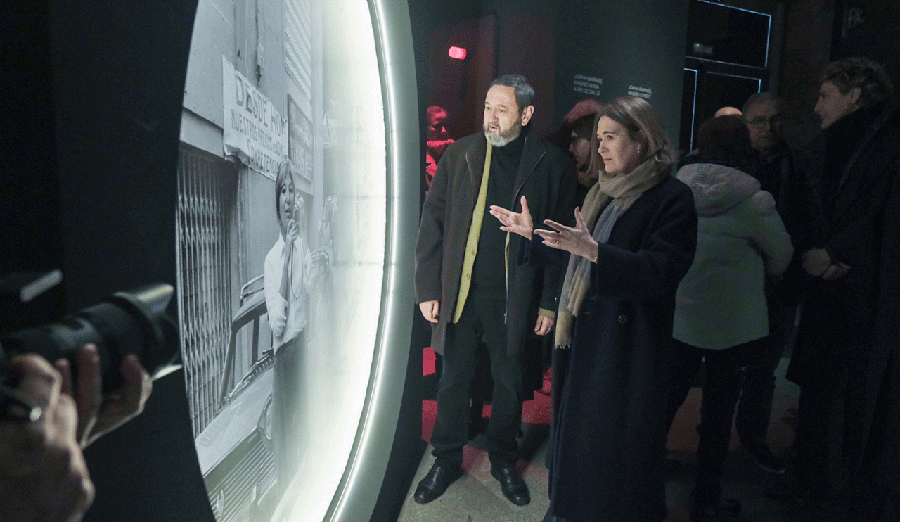 La consejera Rivera de la Cruz en la inauguración de la exposición de Joana Biarnés