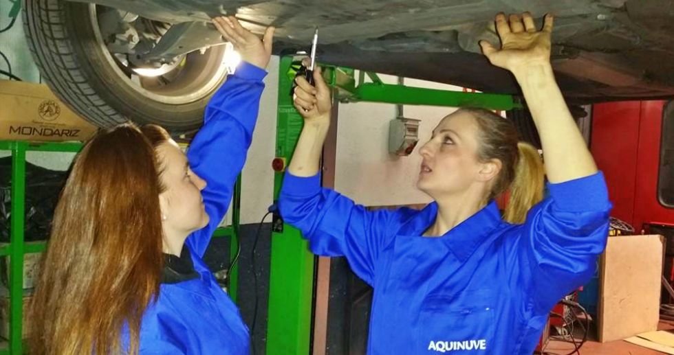Mujeres trabajando en un taller de coches / aquinuve.es