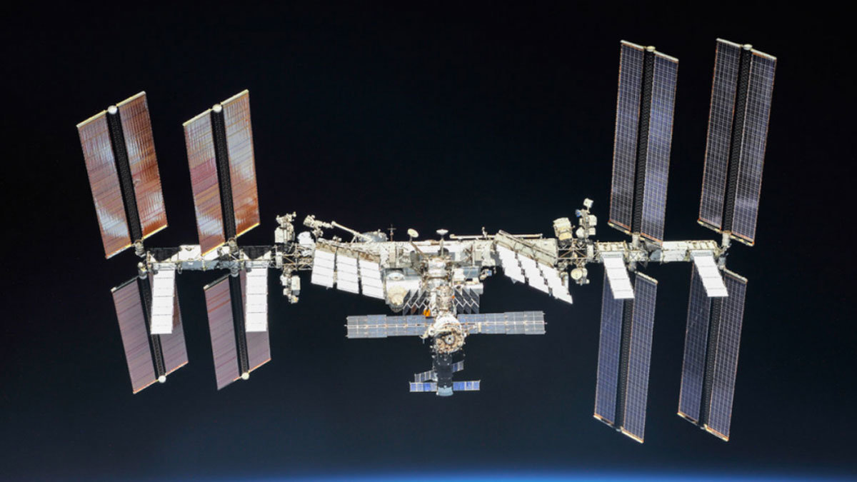 La Estación Espacial Internacional tiene que maniobrar para evitar colisionar con un satélite