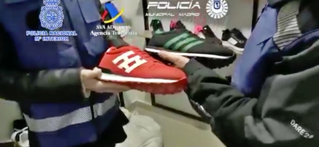 Intervenidas 133.000 pares de zapatillas de marcas falsificadas en Fuenlabrada y Elche