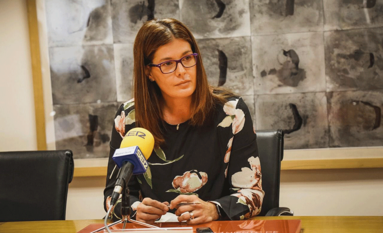La alcaldesa de Móstoles, Noelia Posse. en una comparecencia ante los medios de comunicación