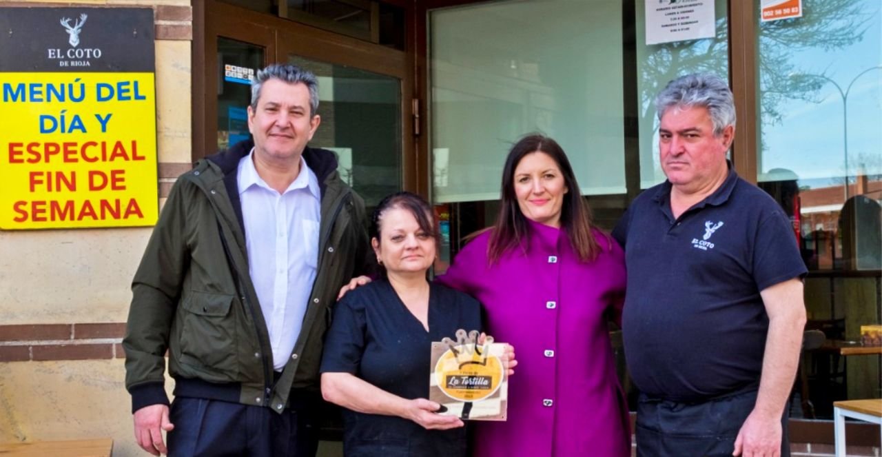 Los propietarios de la cafetería Fenix reciben el primer premio de la Ruta de la Tortilla en Fuenlabrada