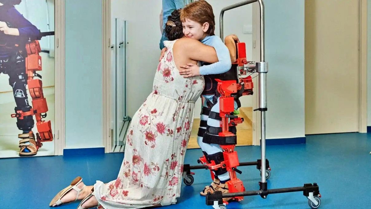 Un niño prueba un exoesqueleto con la emoción de su madre | Imagen: el espanol.com