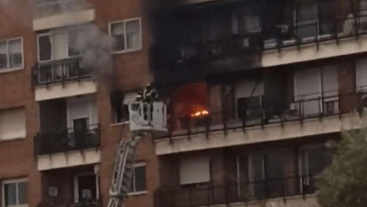 Imagen de los Bomberos de Madrid intentando extinguir el incendio. Foto: El Español