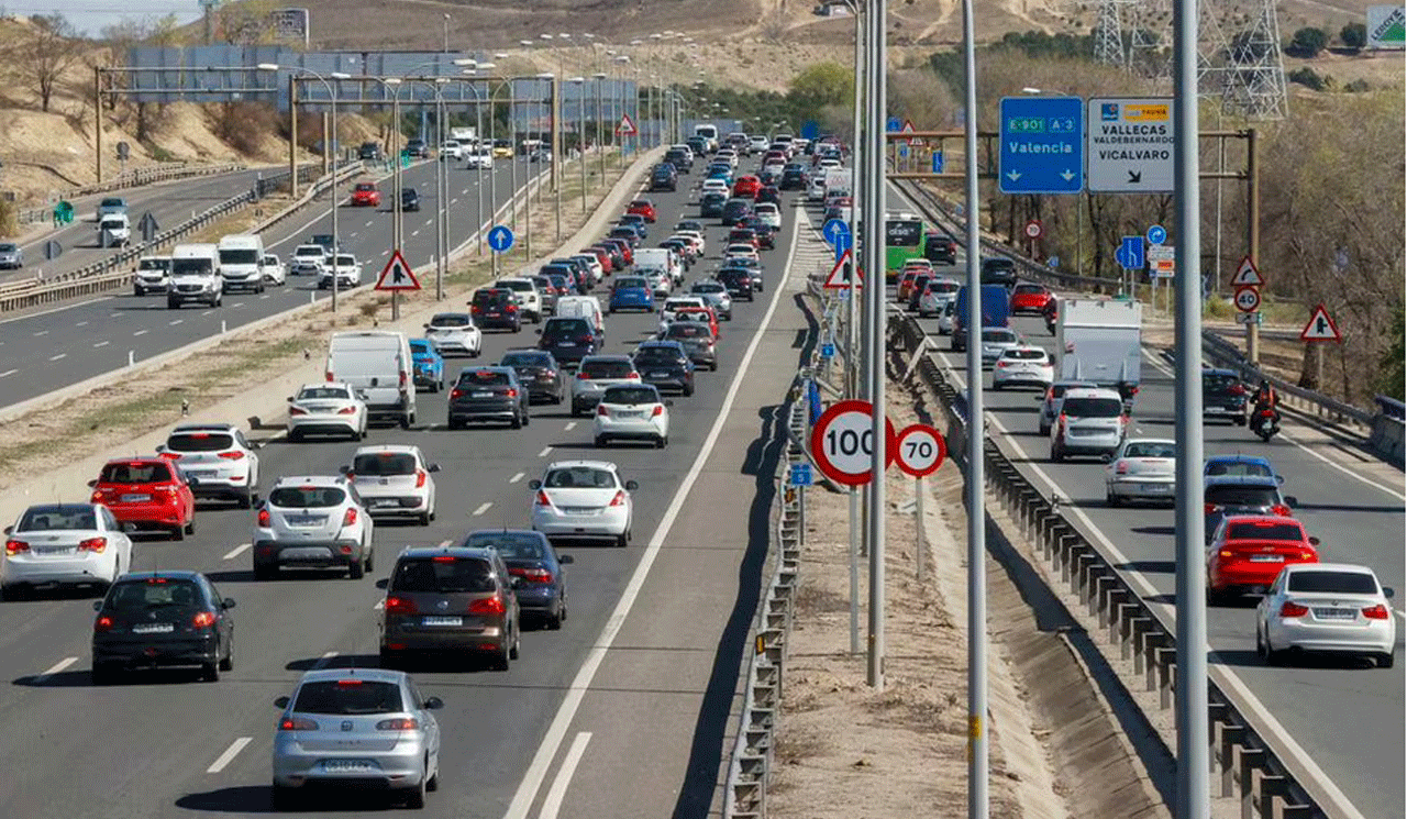 Imagen de la A-3 a su salida de Madrid en el inicio del Puente de San José. Foto: Mariscal- EFE