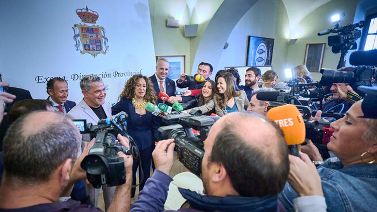 La diputación de Cádiz entrega el premio de hijo predilecto a Lola Flores y Alejandro Sanz